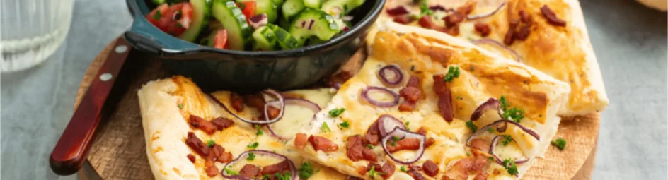 Flammkuchen met spek en ui en tomaten-komkommersalade