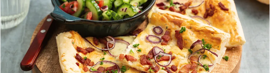 Flammkuchen met spek en ui en tomaten-komkommersalade