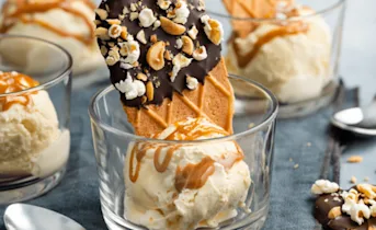 Chocolade wafels met popcorn en ijs