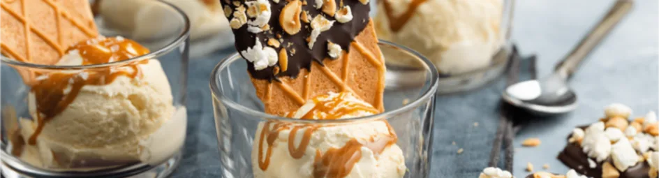 Chocolade wafels met popcorn en ijs