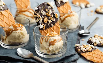 Chocolade wafels met popcorn en ijs