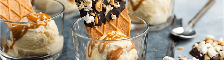 Chocolade wafels met popcorn en ijs
