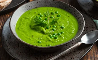 Groene tuinerwtjes soep met munt