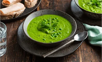 Groene tuinerwtjes soep met munt