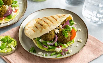 Pita falafel met tuinbonenhummus