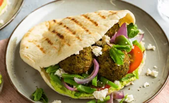 Pita falafel met tuinbonenhummus
