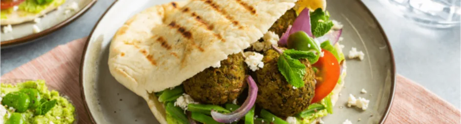 Pita falafel met tuinbonenhummus