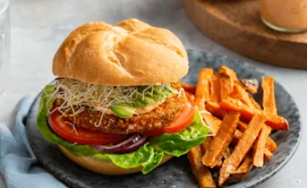 Bonenburger met avocado en zoete aardappelfriet