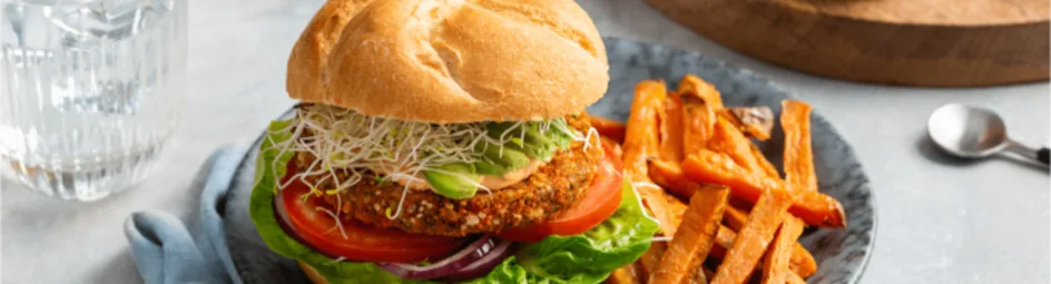 Bonenburger met avocado en zoete aardappelfriet