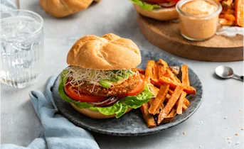 Bonenburger met avocado en zoete aardappelfriet