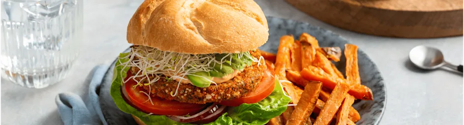 Bonenburger met avocado en zoete aardappelfriet
