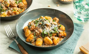 Gnocchi met verse worst in romige tomatensaus