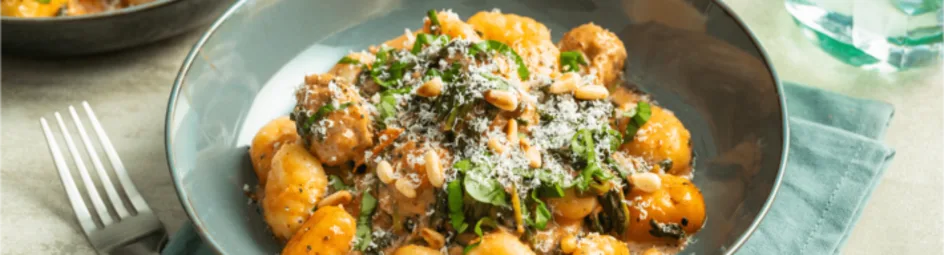 Gnocchi met verse worst in romige tomatensaus