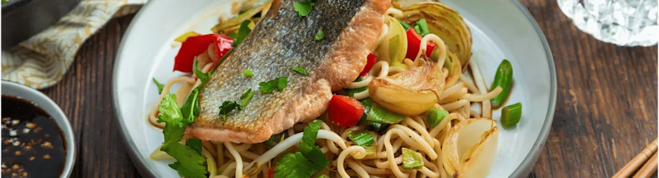 Noodles met gebakken zalm