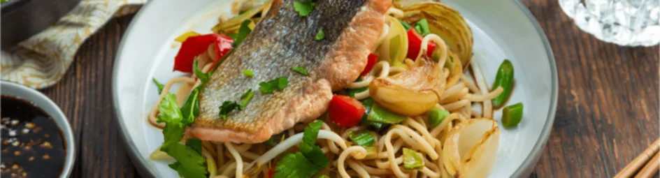 Noodles met gebakken zalm