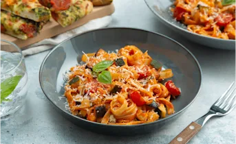 Tagliatelle met aubergine en courgette