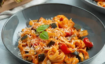 Tagliatelle met aubergine en courgette