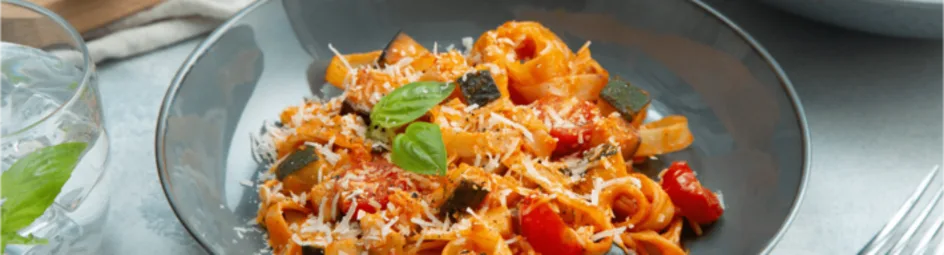 Tagliatelle met aubergine en courgette