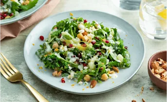 Kruidige kikkererwtensalade met broccoli en bloemkool