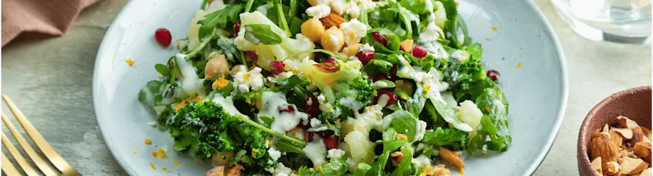 Kruidige kikkererwtensalade met broccoli en bloemkool