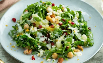 Kruidige kikkererwtensalade met broccoli en bloemkool