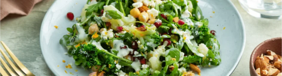 Kruidige kikkererwtensalade met broccoli en bloemkool