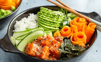 Poké bowl met gemarineerde zalm