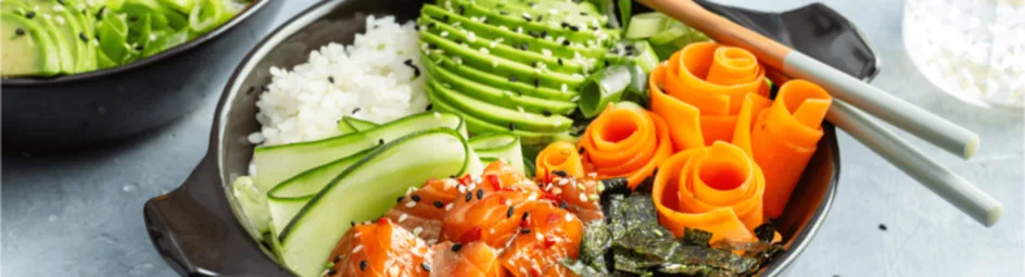 Poké bowl met gemarineerde zalm