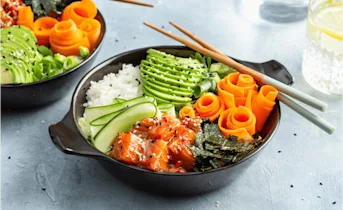 Poké bowl met gemarineerde zalm