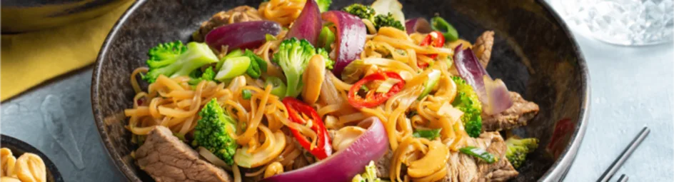 Noedels met broccoli en biefstuk in zoete sojasaus