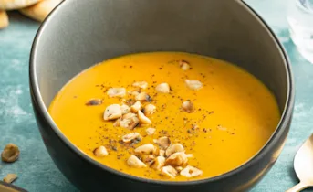 Kruidige wortelsoep met krokante hazelnootjes