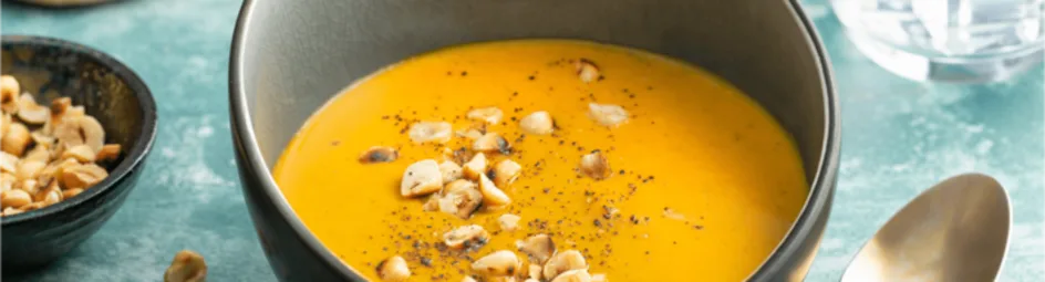 Kruidige wortelsoep met krokante hazelnootjes