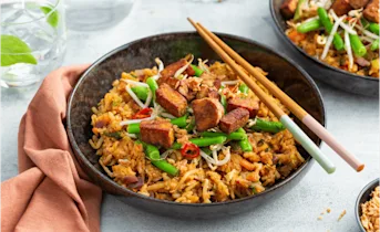 Pittige nasi met tempeh en zoetzure bonensalade