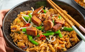 Pittige nasi met tempeh en zoetzure bonensalade