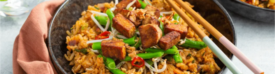 Pittige nasi met tempeh en zoetzure bonensalade