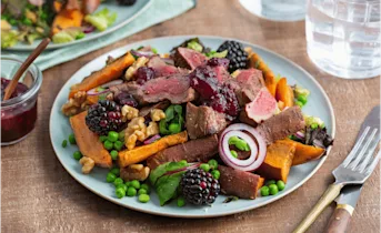Herfstsalade met hertenbiefstuk en bramen