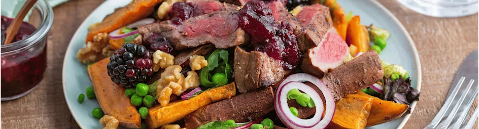 Herfstsalade met hertenbiefstuk en bramen