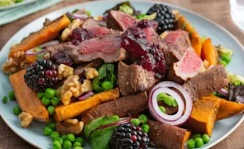 Herfstsalade met hertenbiefstuk en bramen