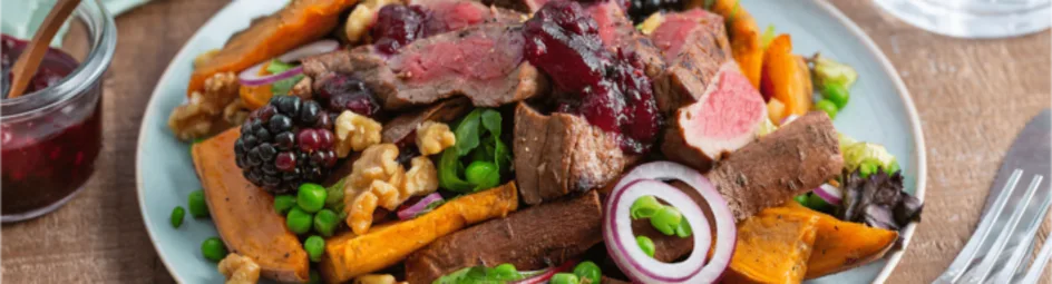 Herfstsalade met hertenbiefstuk en bramen