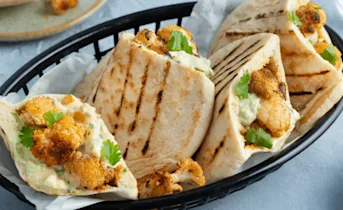 Pita met geroosterde bloemkool en avocado-dip