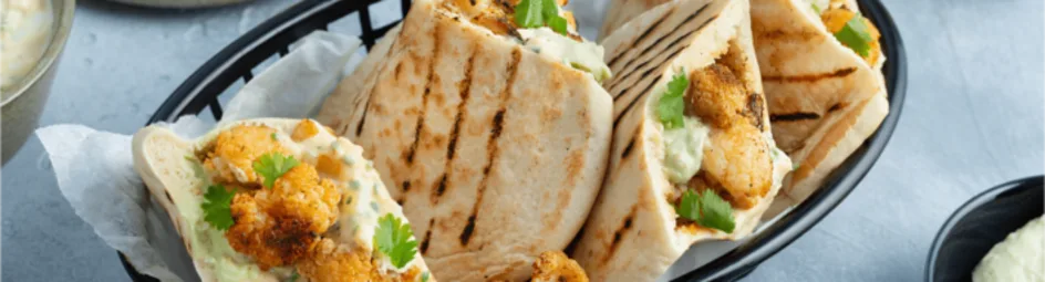 Pita met geroosterde bloemkool en avocado-dip