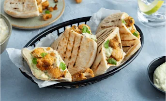 Pita met geroosterde bloemkool en avocado-dip