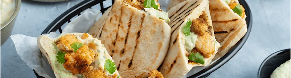 Pita met geroosterde bloemkool en avocado-dip