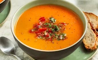 Paprikasoep met een tomatensalsa