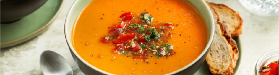 Paprikasoep met een tomatensalsa
