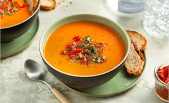Paprikasoep met een tomatensalsa