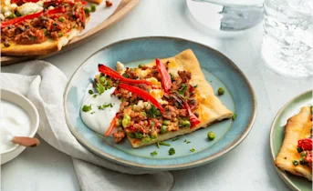 Mediterraanse pizza met gegrilde puntpaprika