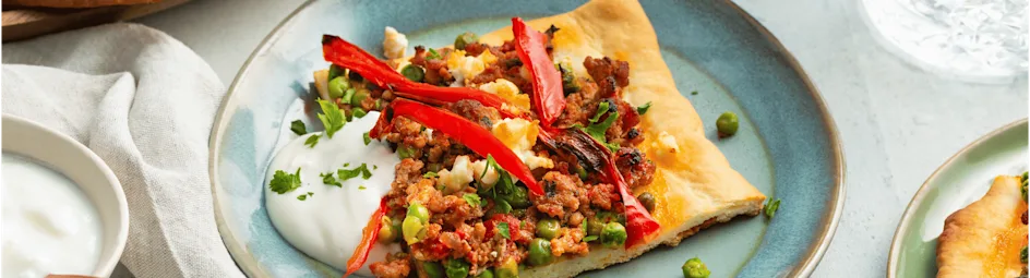 Mediterraanse pizza met gegrilde puntpaprika