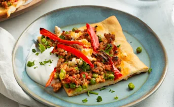 Mediterraanse pizza met gegrilde puntpaprika