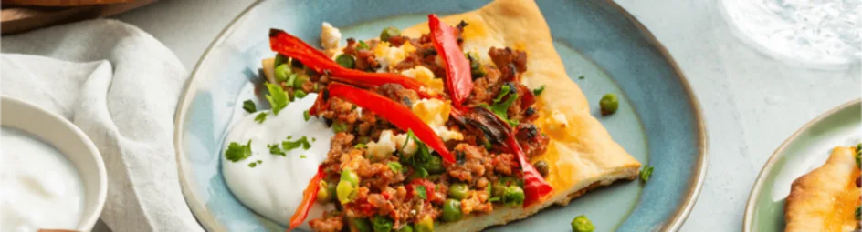 Mediterraanse pizza met gegrilde puntpaprika